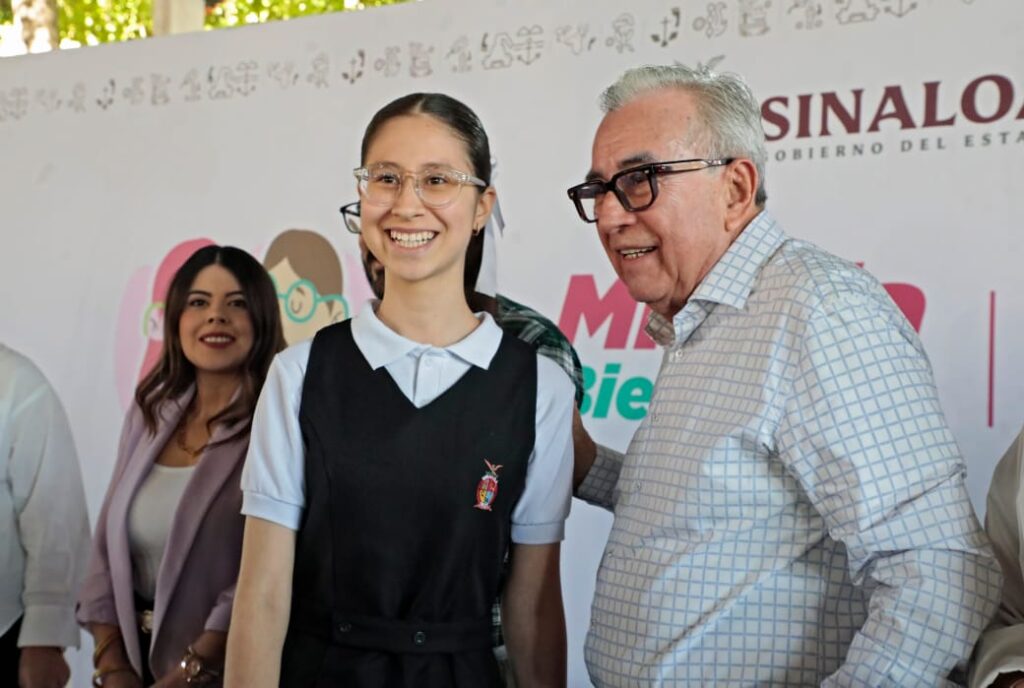 DIF Sinaloa entrega lentes a alumnos de escuela de Culiacán