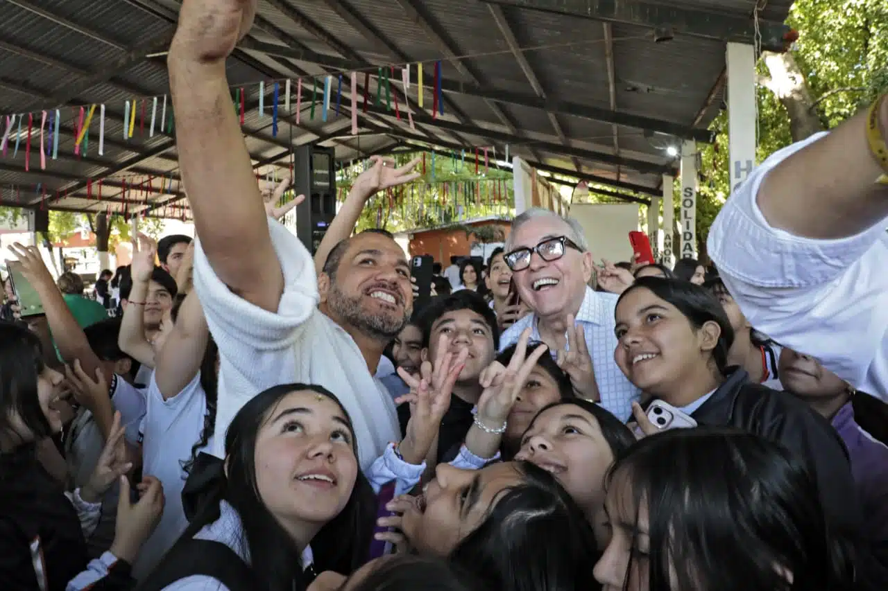 DIF Sinaloa entrega lentes a alumnos de escuela de Culiacán