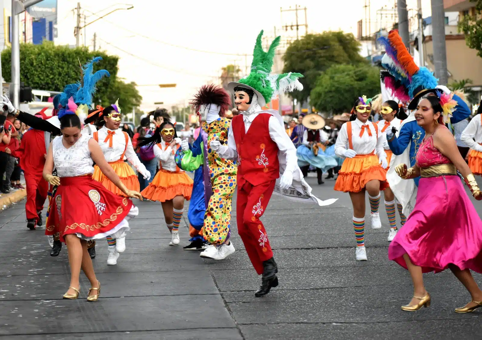 Danzantes de diferentes estados llenaron de colores las calles de Los Mochis