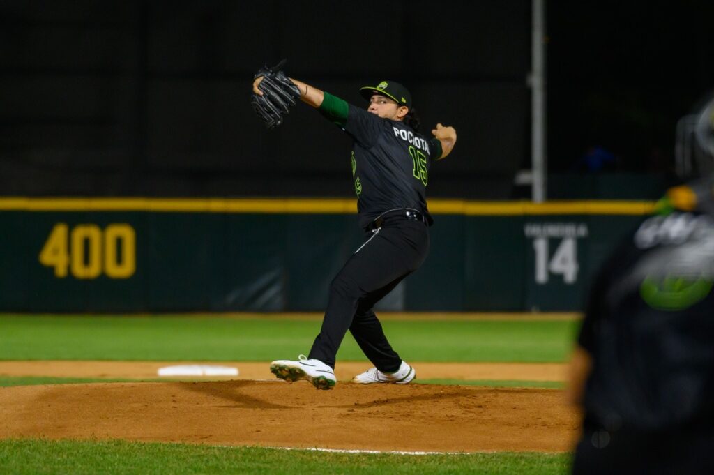 Darel Torres lanza una pelota durante el juego con los Charros