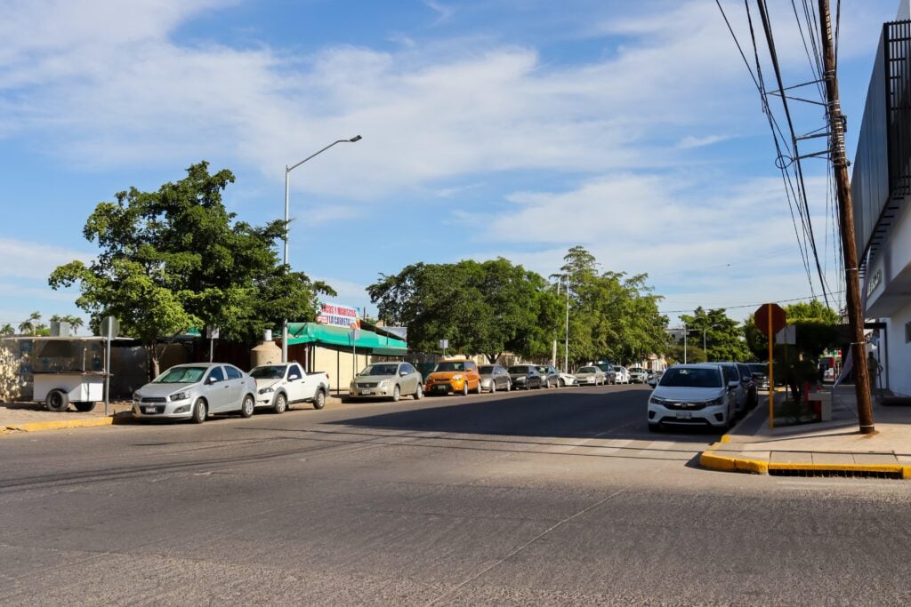 Denuncian bloqueo de banqueta y estacionamiento de comercio en Los Mochis