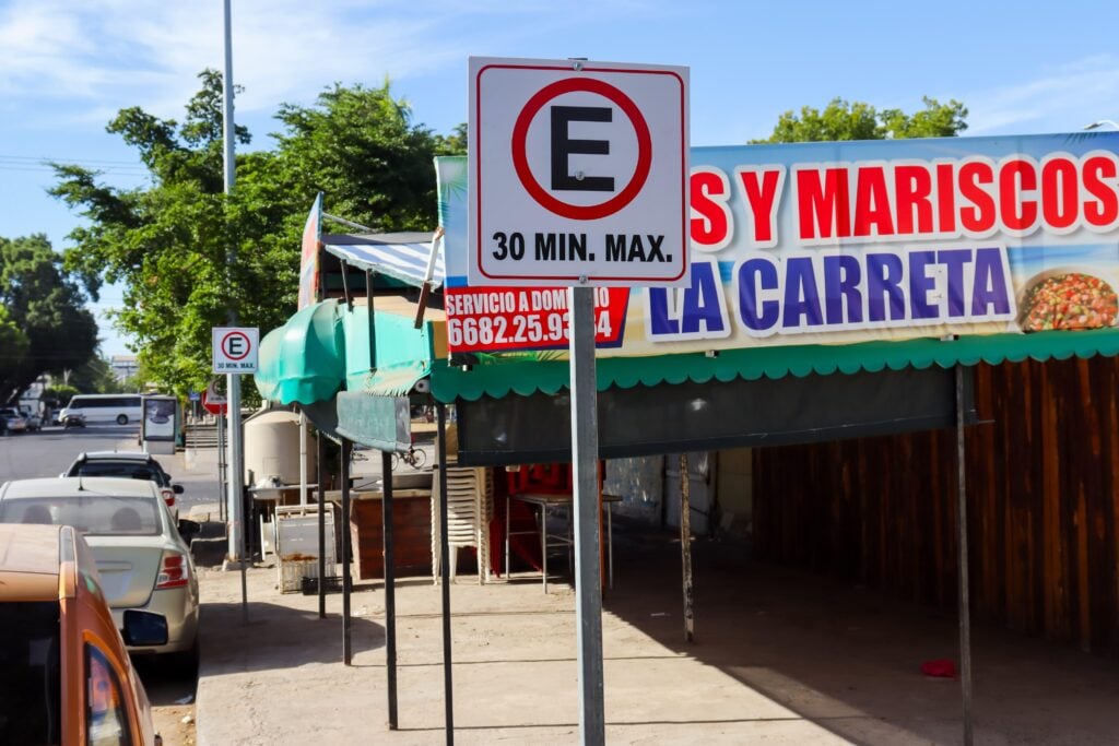 Denuncian bloqueo de banqueta y estacionamiento de comercio en Los Mochis