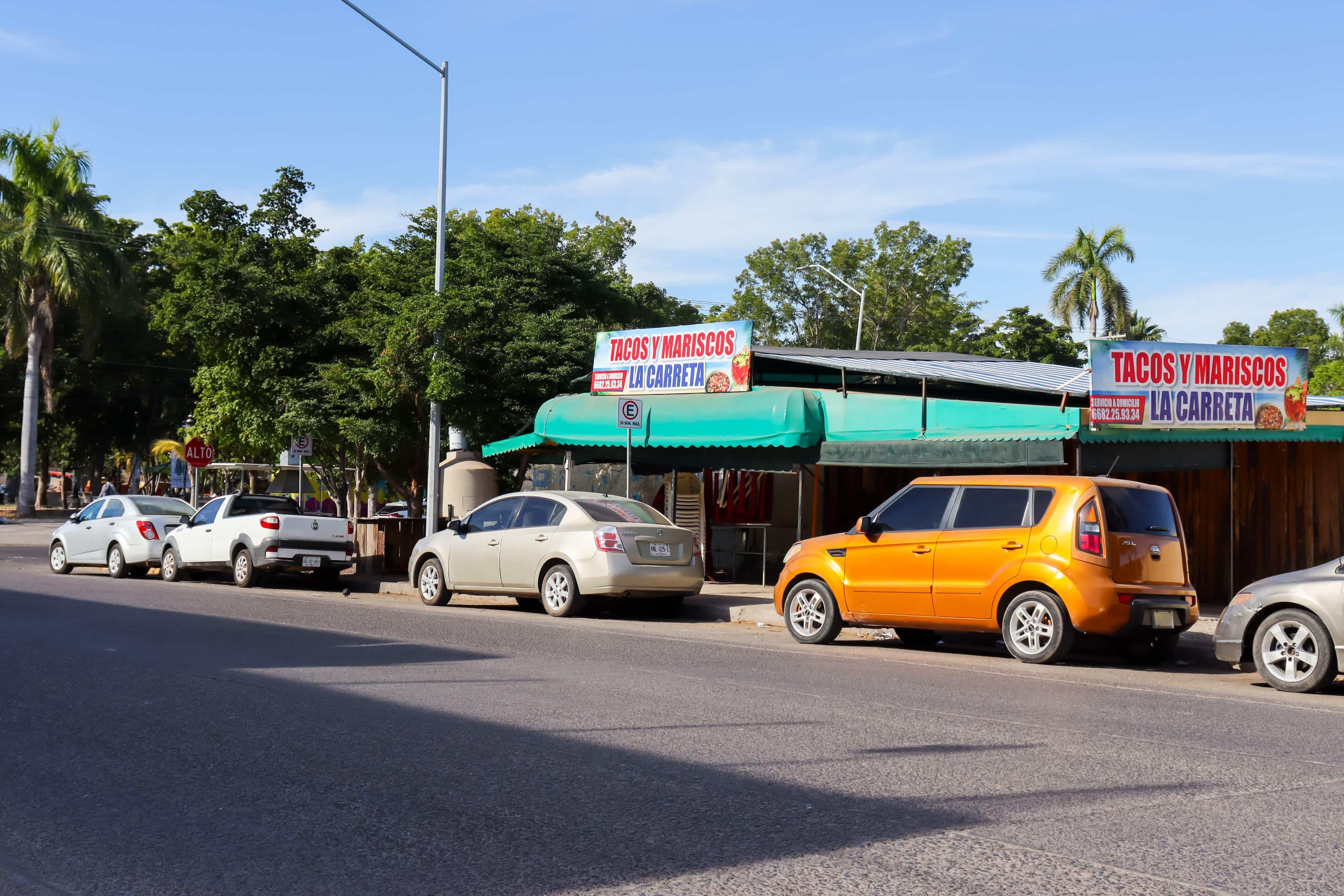 Denuncian bloqueo de banqueta y estacionamiento de comercio en Los Mochis