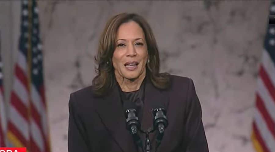 Kamala Harris durante su discurso de despedida