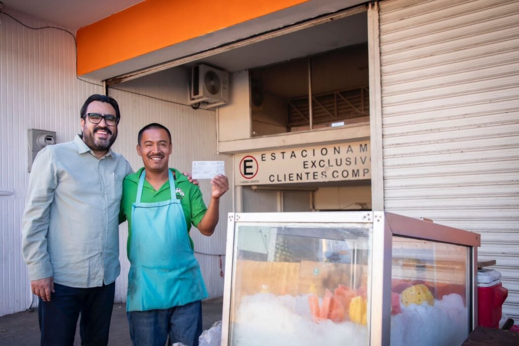 Juan de Dios Gámez entrega apoyos económicos a comerciantes del Centro de Culiacán