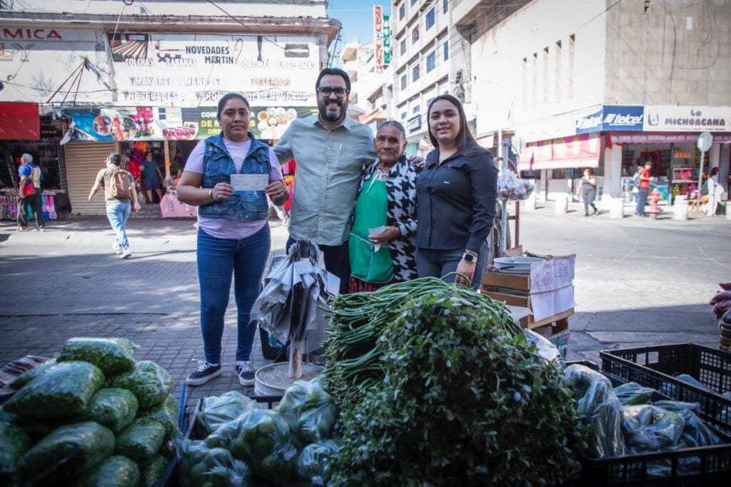 María Magdalena Ibarra Reyes y María Trinidad López Ceñudo, con más de 30 años dedicados a la venta de nopales en el mercado municipal