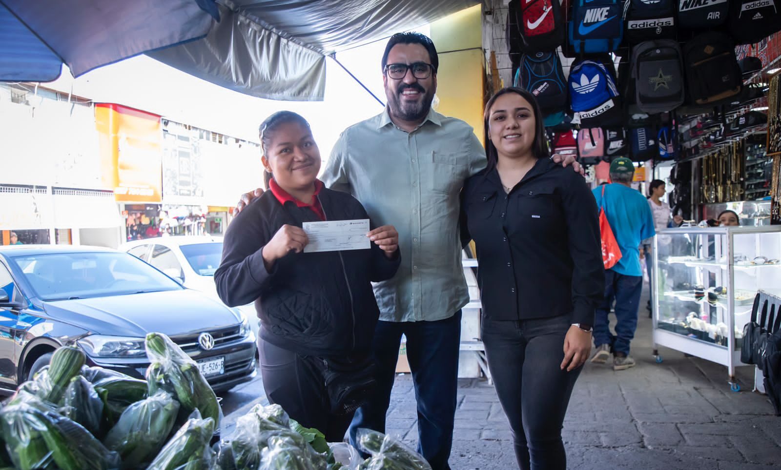 Juan de Dios Gámez entrega apoyos económicos a comerciantes del Centro de Culiacán