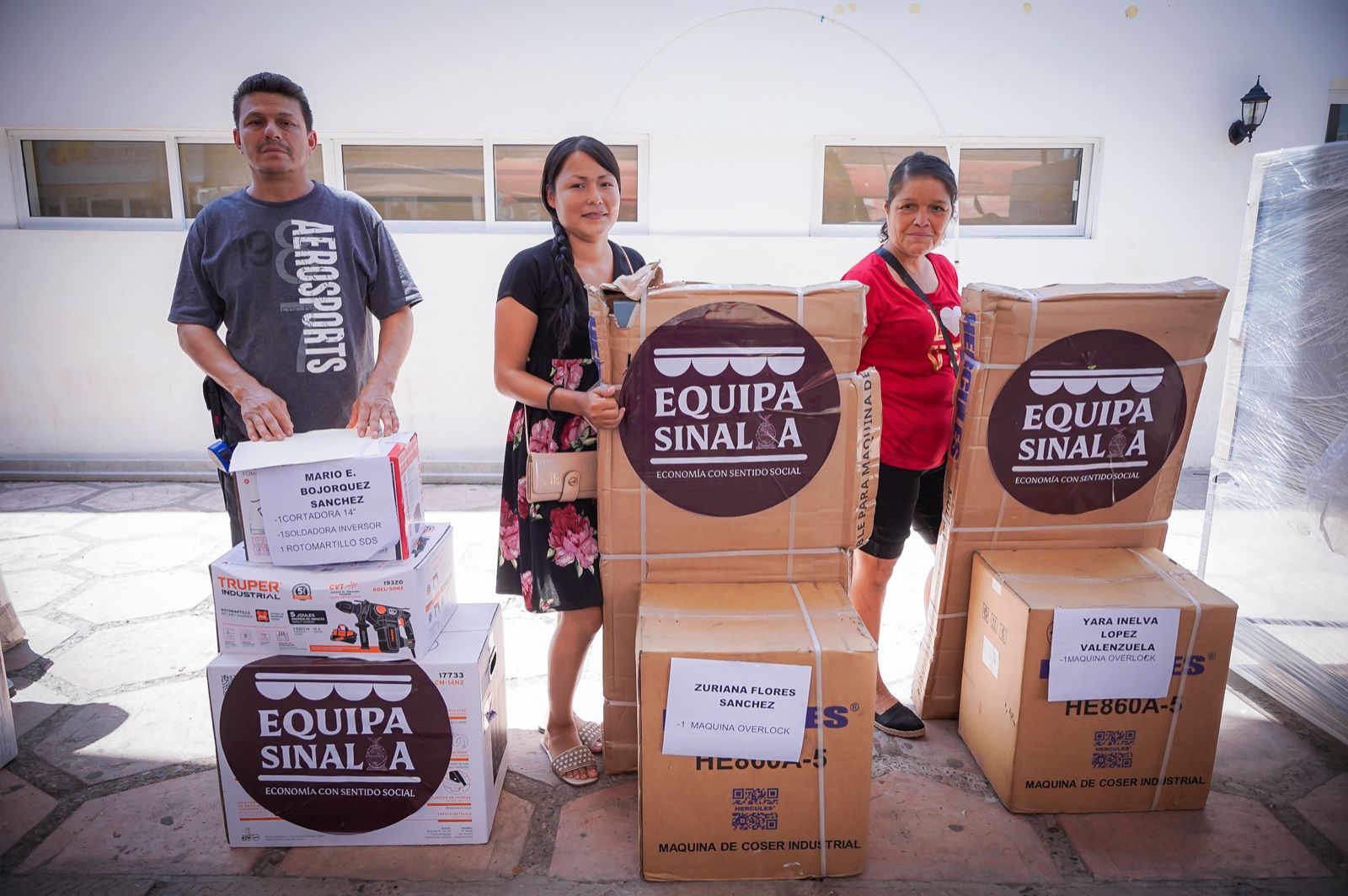 Personas con instrumentos del programa Equipa Sinaloa