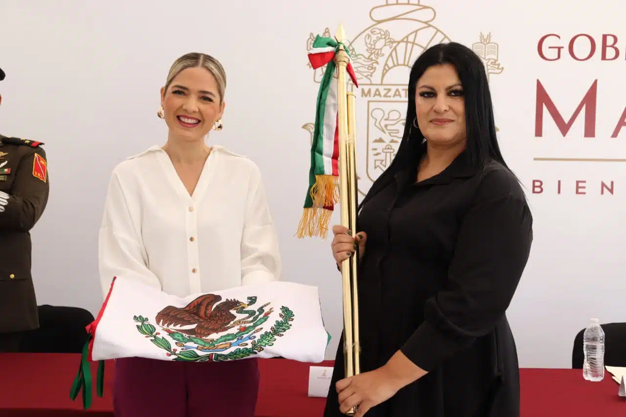 Entrega de la bandera a la escuela de Escamillas