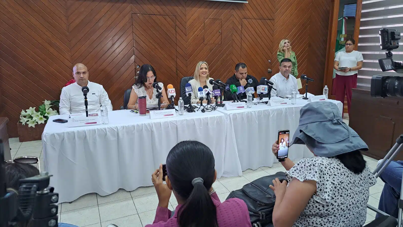 ESTRELLA PALACIOS RUEDA DE PRENSA SALDO BLANCO DÍA DE MUERTOS