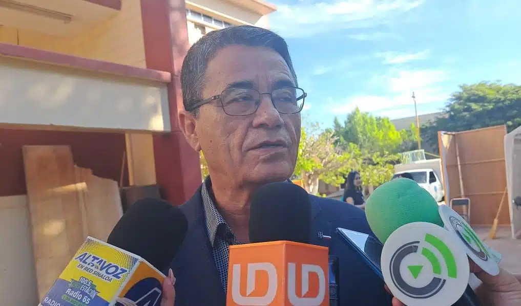 El presidente presidente del Patronato Pro-Educación del Municipio de Ahome (PPE), Eduardo Villarreal Fragozo, habla con Línea Directa y medios de comunicación de Sinaloa