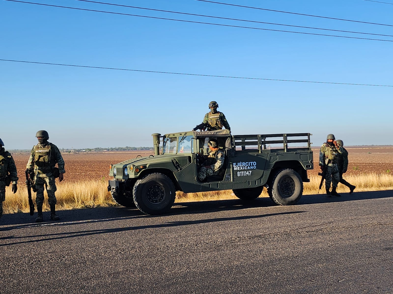 Elementos del Ejército Mexicano en la carretera Culiacán-Eldorado.