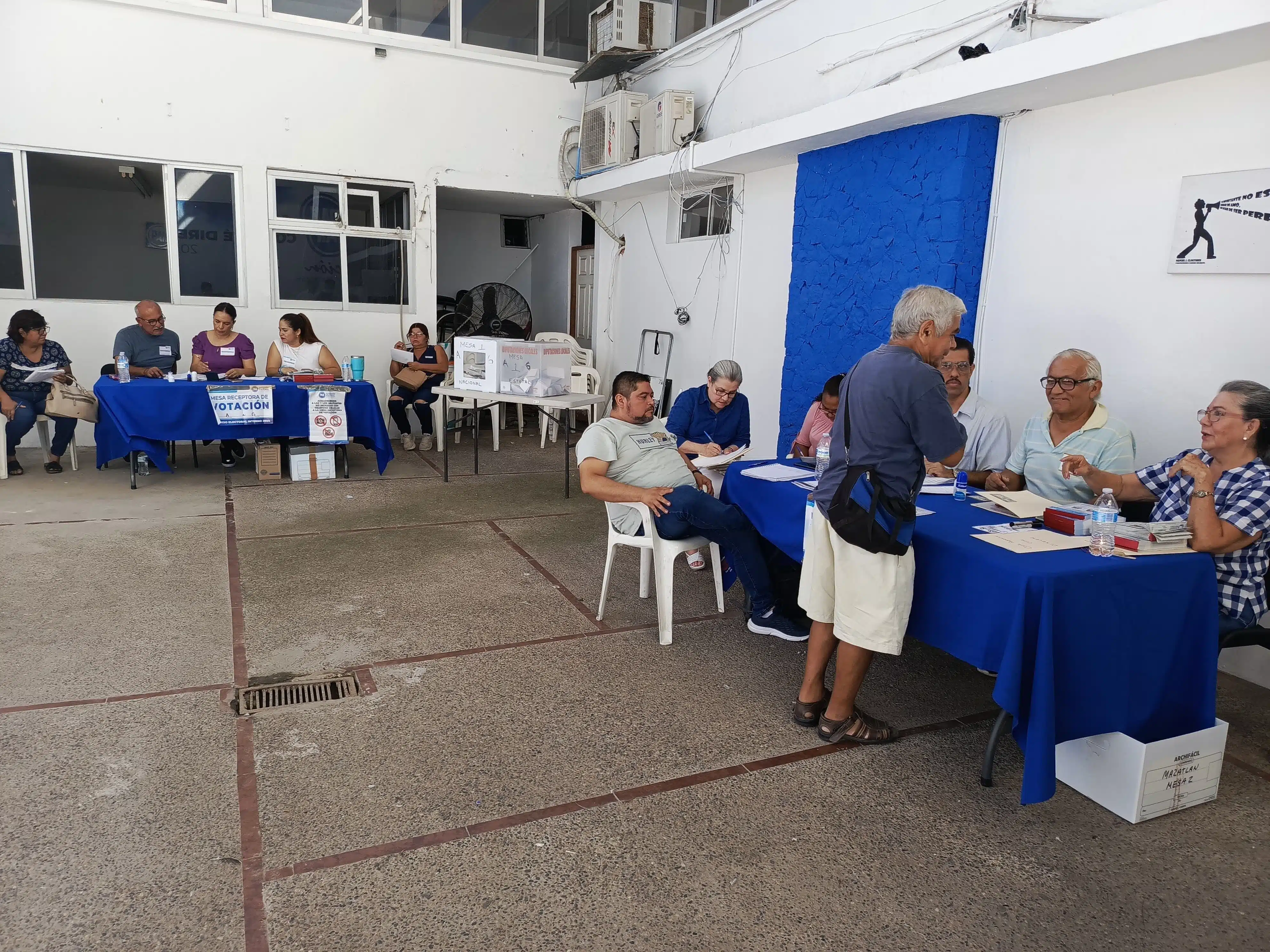 Militantes acudiendo a las urnas para participar en la elección interna del PAN.