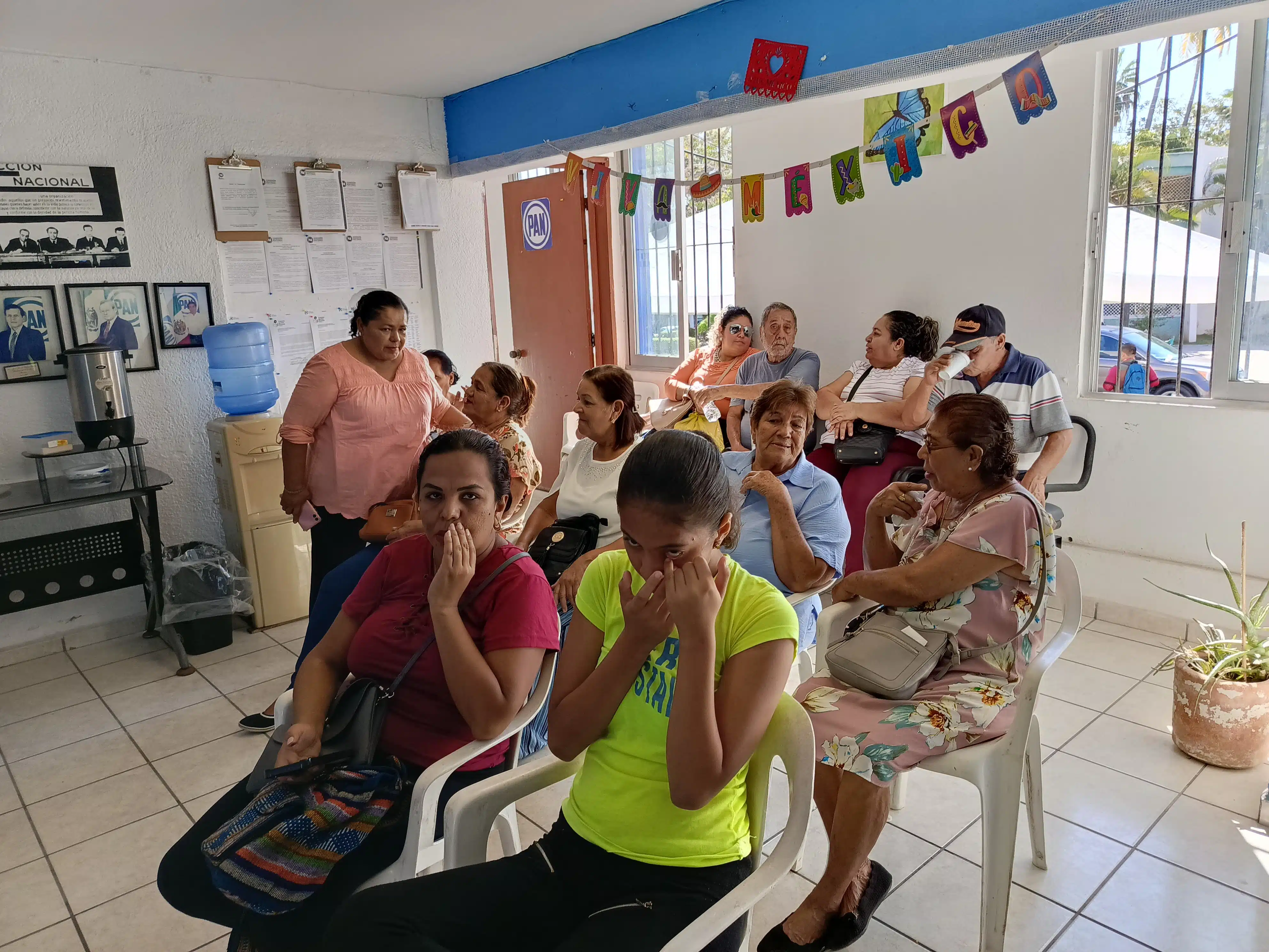 Militantes acudiendo a las urnas para participar en la elección interna del PAN.