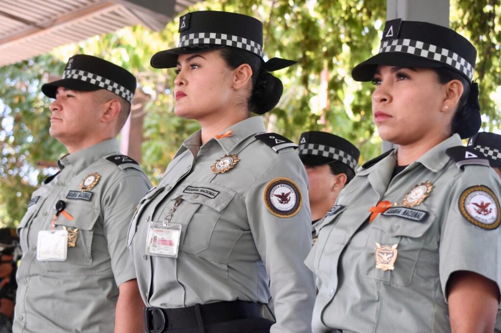 Elementos de la Guardia Nacional rinden honor a la bandera