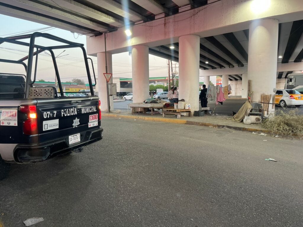 Elementos de Seguridad Pública rescatan a hombre en situación de calle en Culiacán