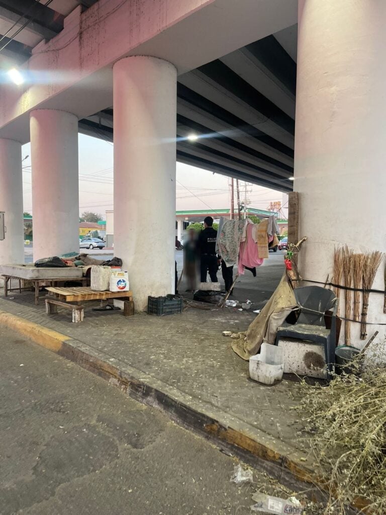 Elementos de Seguridad Pública rescatan a hombre en situación de calle en Culiacán