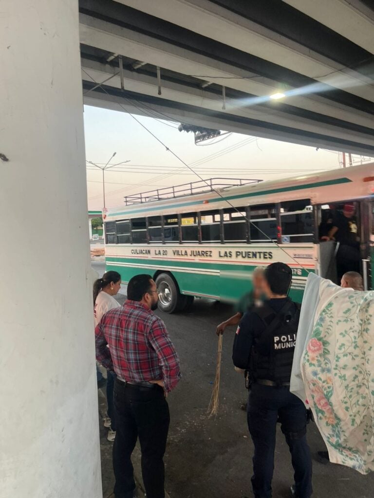 Elementos de Seguridad Pública rescatan a hombre en situación de calle en Culiacán