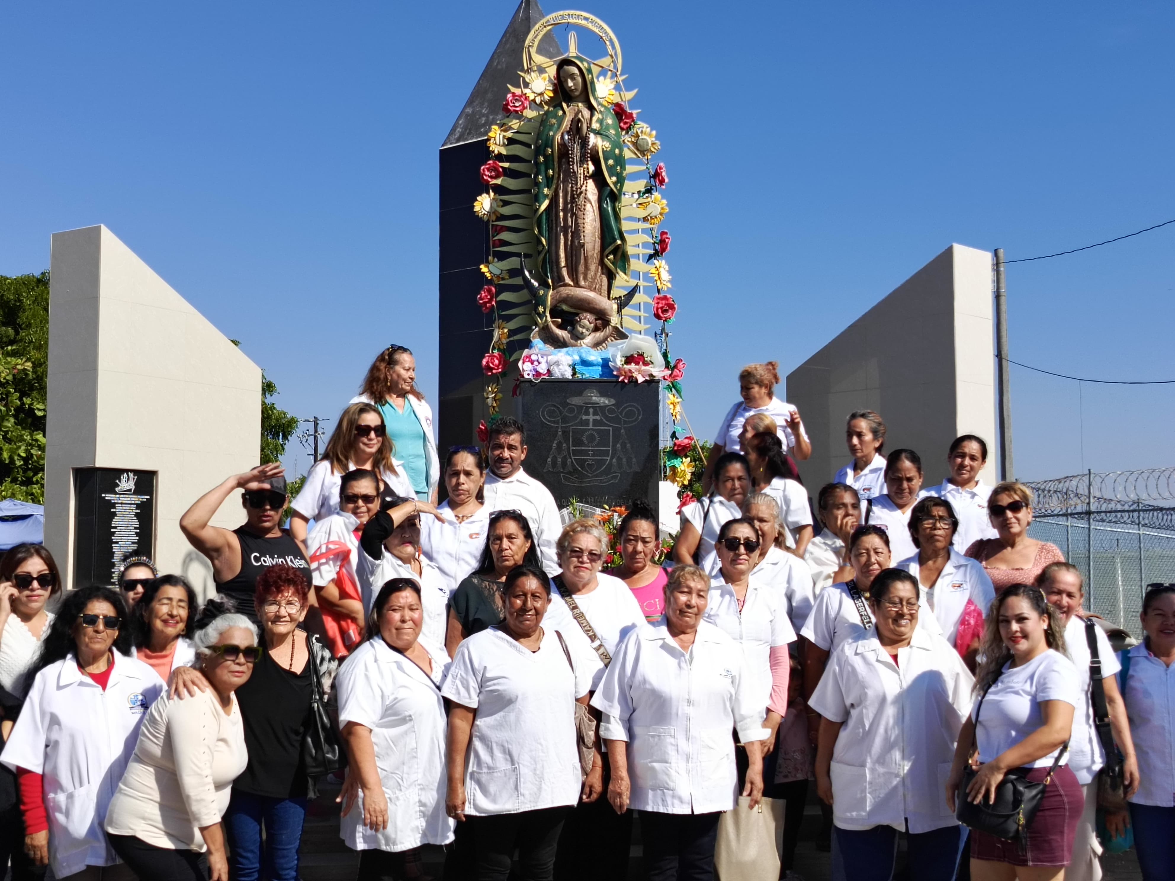 Empacadoras de camarón de Mazatlán se reunieron para pedir a la Virgen de La Puntilla por su trabajo.