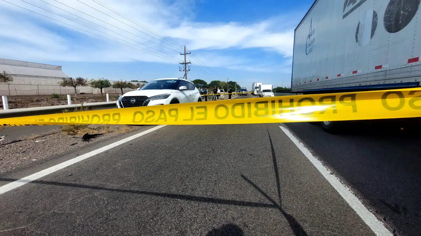 En camioneta hallan al menos dos cuerpos asesinados en Culiacán