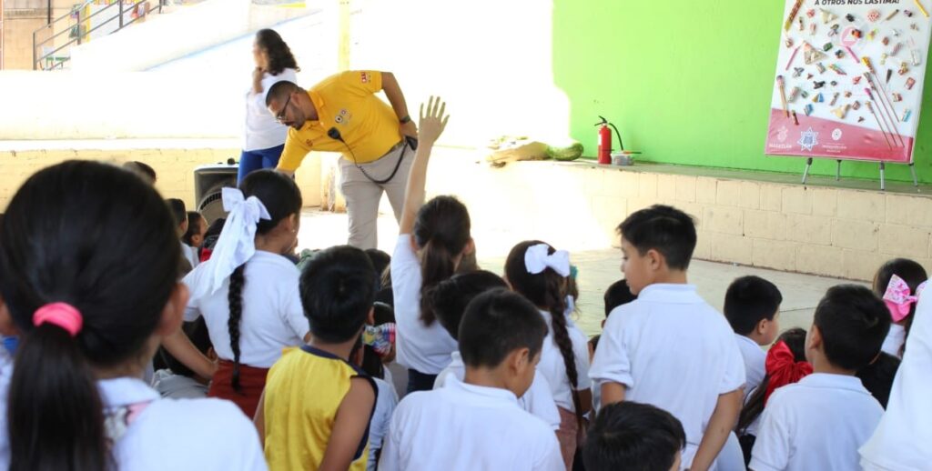 Campaña preventiva “Mejor sin Pirotecnia” en escuela primaria de Mazatlán