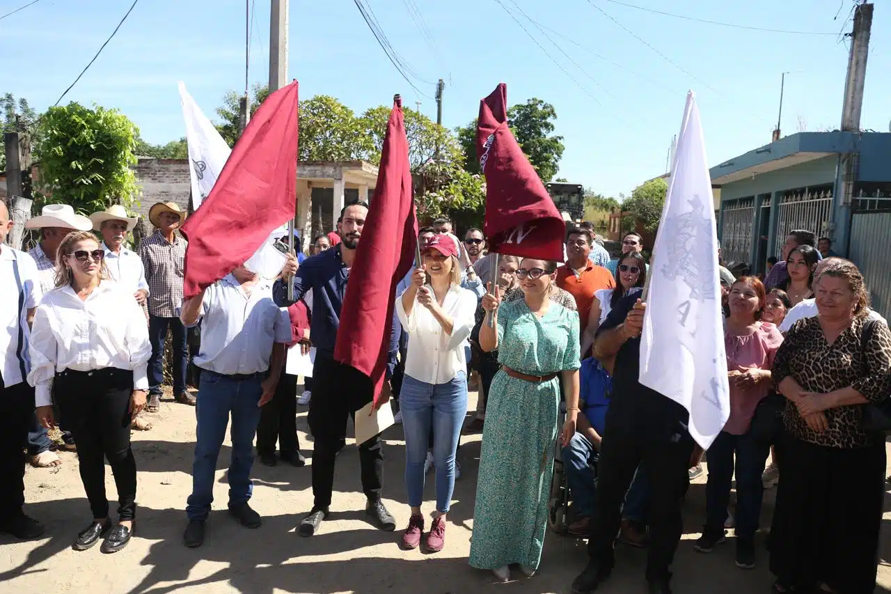 Estrella Palacios dando el banderazo para el programa “Camino al andar” en El Recodo.