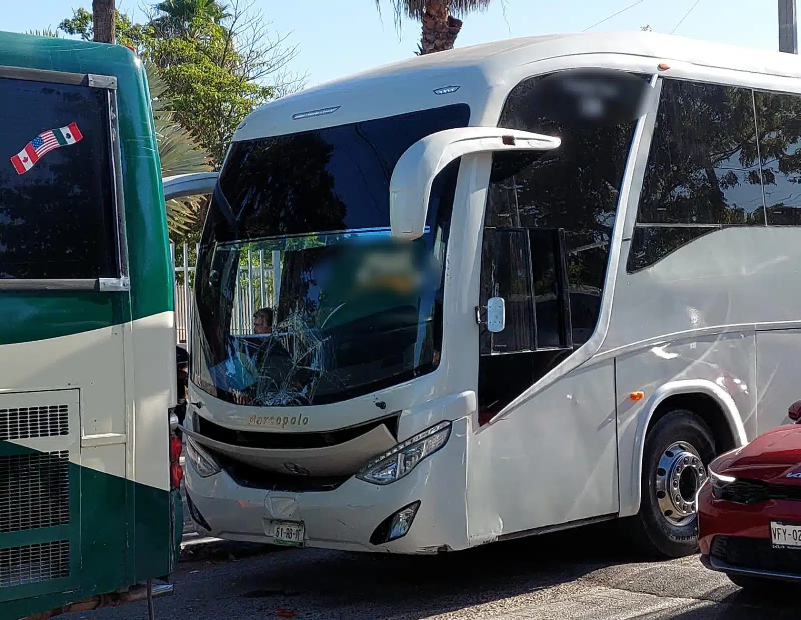 Estudiante queda en medio de dos camiones, termina lesionado en Los Mochis