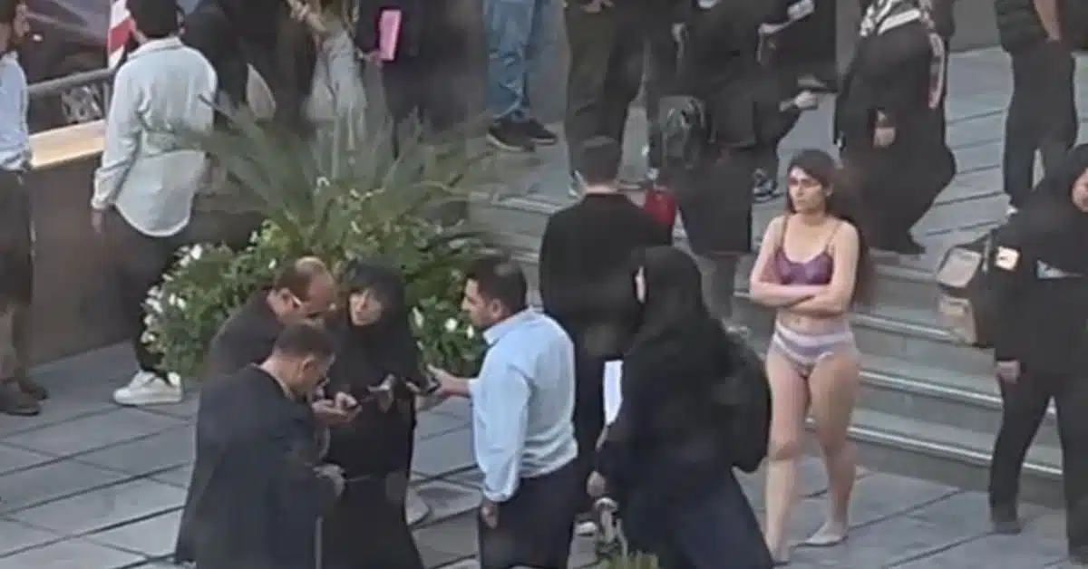 Estudiante se desnuda en protesta contra el código de vestimenta islámico en Irán