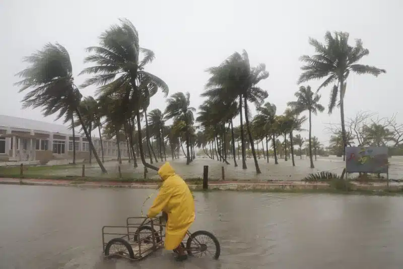 Evacuan a miles de personas en Cuba por huracán Rafael