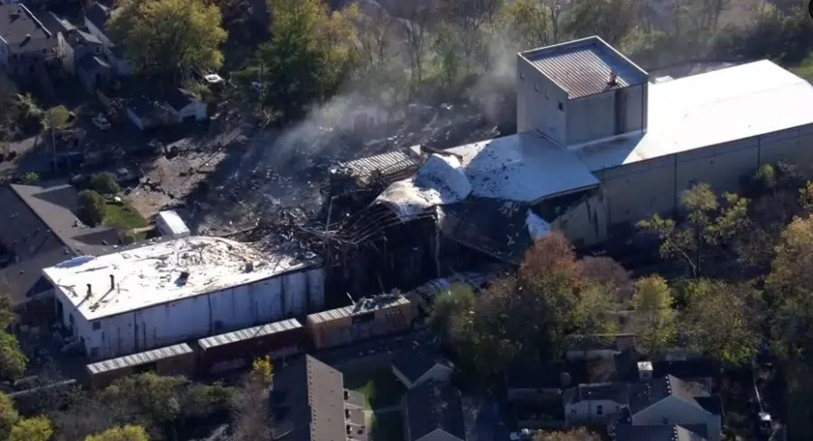 Fuerte explosión colapsa un edificio comercial y deja 11 heridos en Kentucky, EU