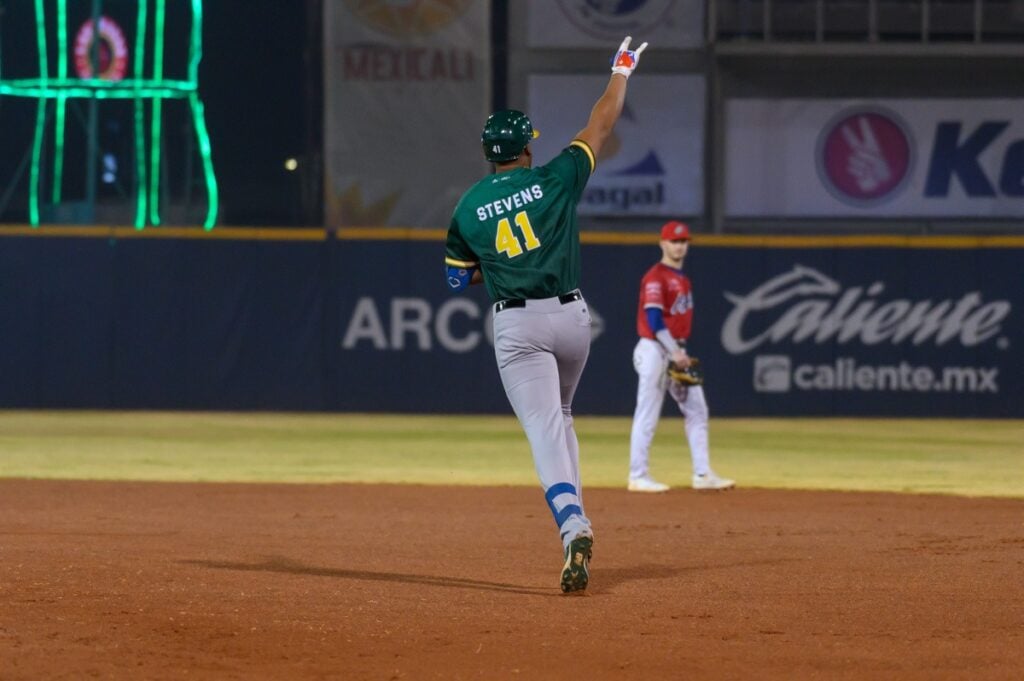 Recorre las bases Félix Stevens luego de pegar cuadrangular de dos carreras en la victoria de Cañeros en Mexicali