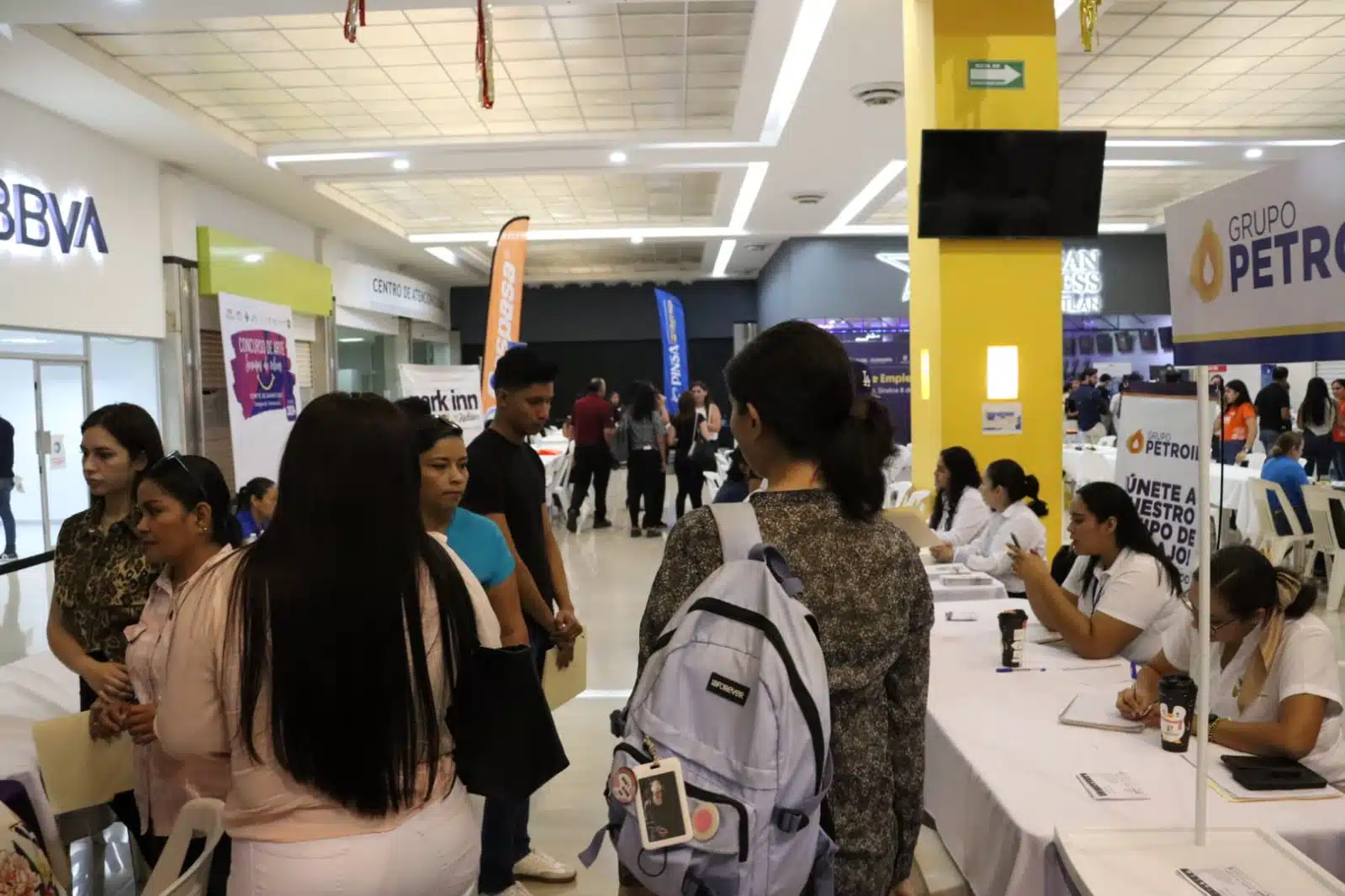 Personas visitan a la Feria del empleo Empleatón Mazatlán