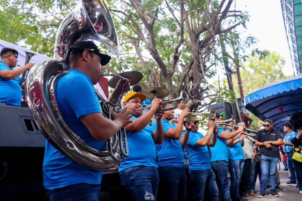 Músicos celebran el aniversario del mercado Zona 30