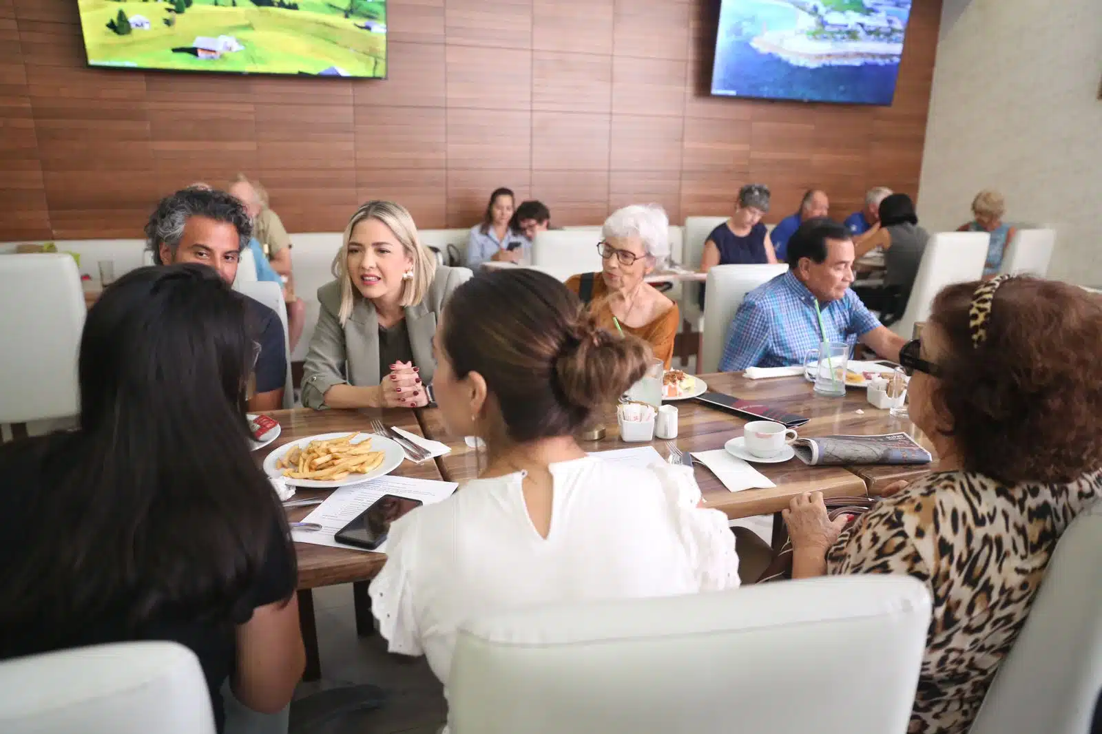 Alcaldesa de Mazatlán, Estrella Palacios, en reunión con integrantes de la asociación civil Friends of México.