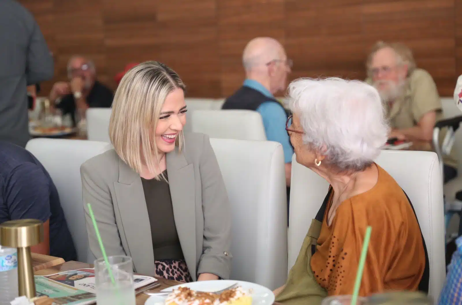 Estrella Palacios, alcaldesa de Mazatlán, conversando con una integrante de la asociación 