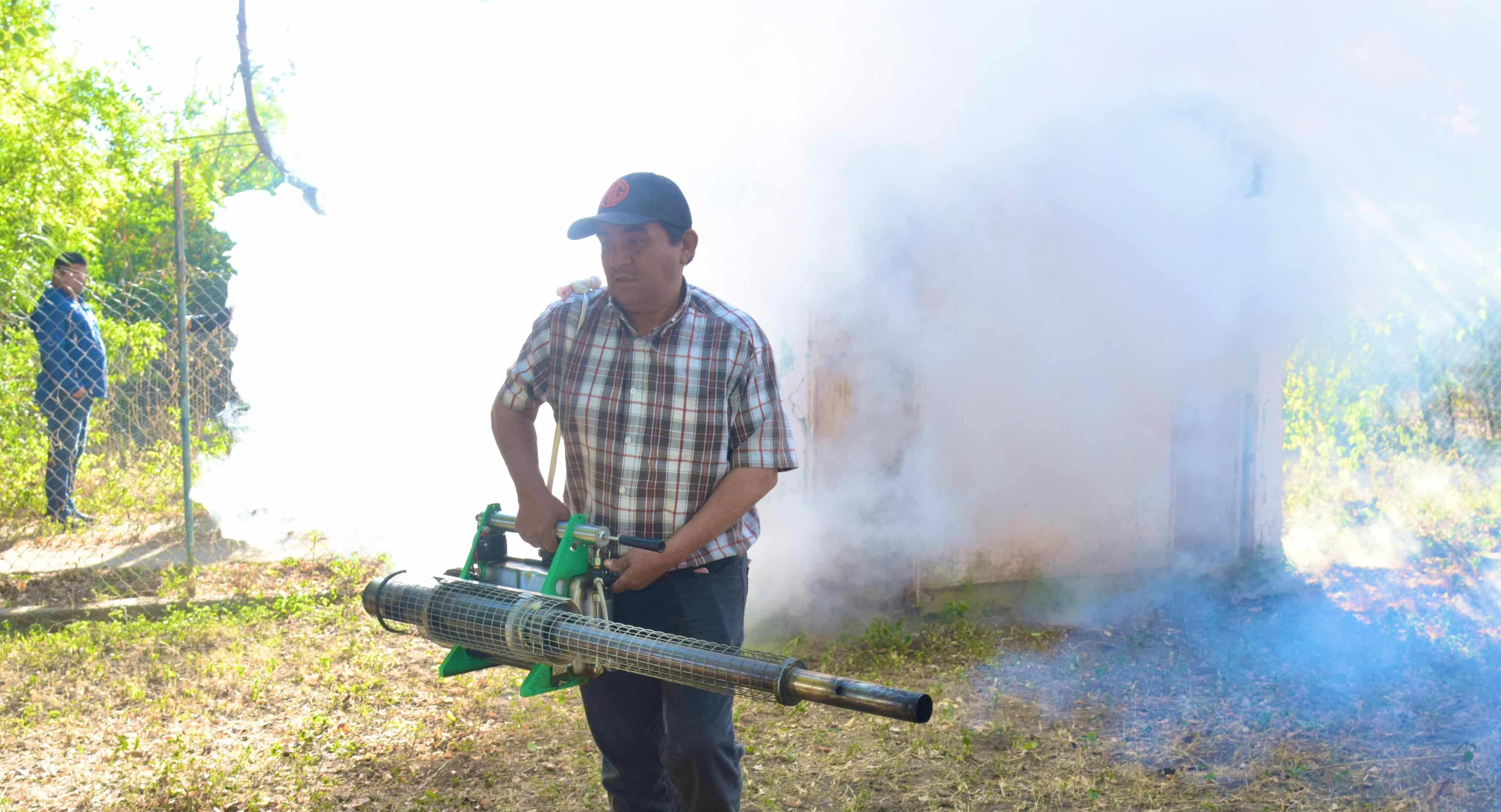 Fumigación en espació público para eliminar el mosco Aedes Aegypti