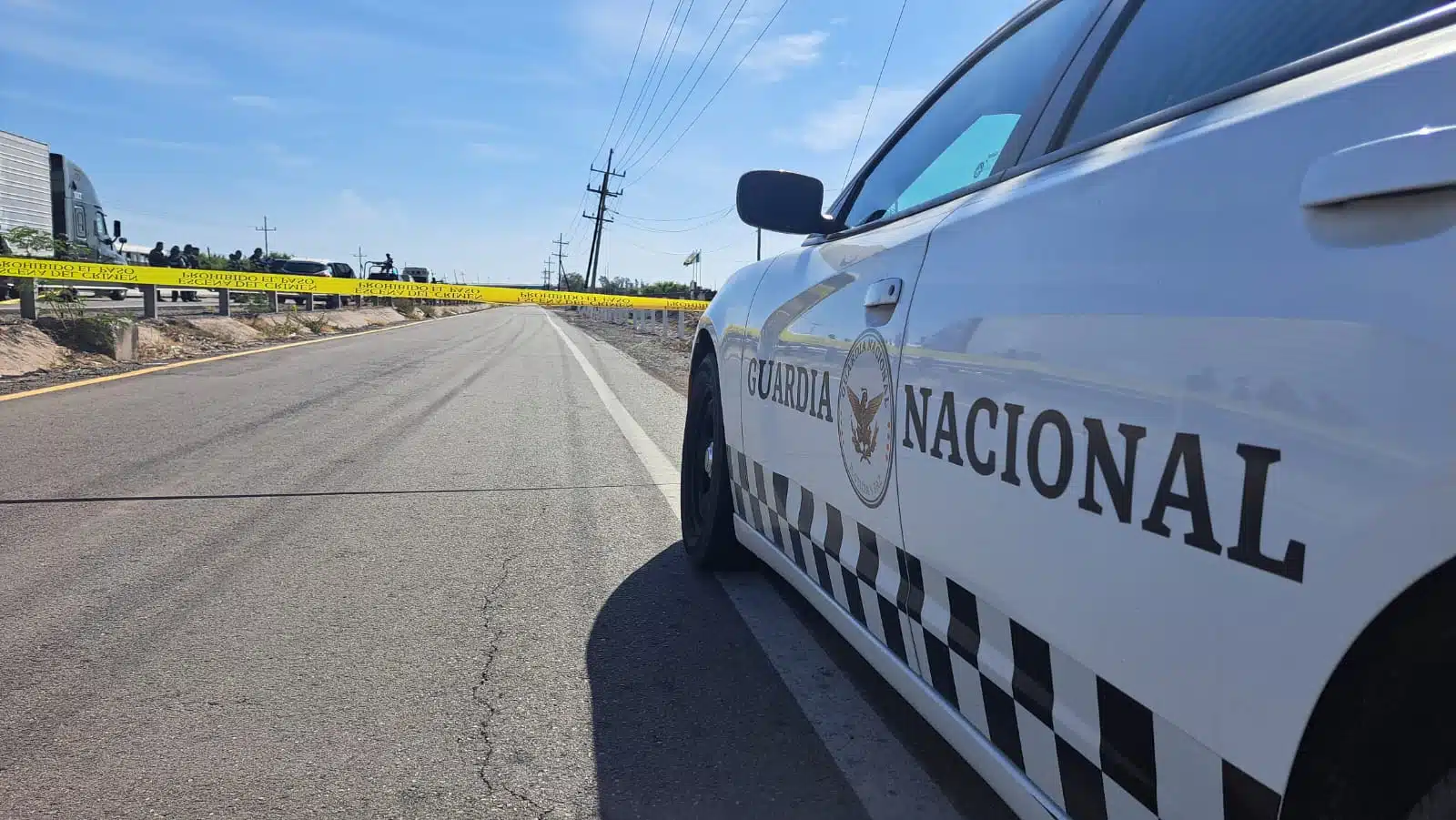 Elementos de la Guardia Nacional acordonan con cinta amarilla el sitio donde se reportó el hallazgo de hombre asesinados a balazos