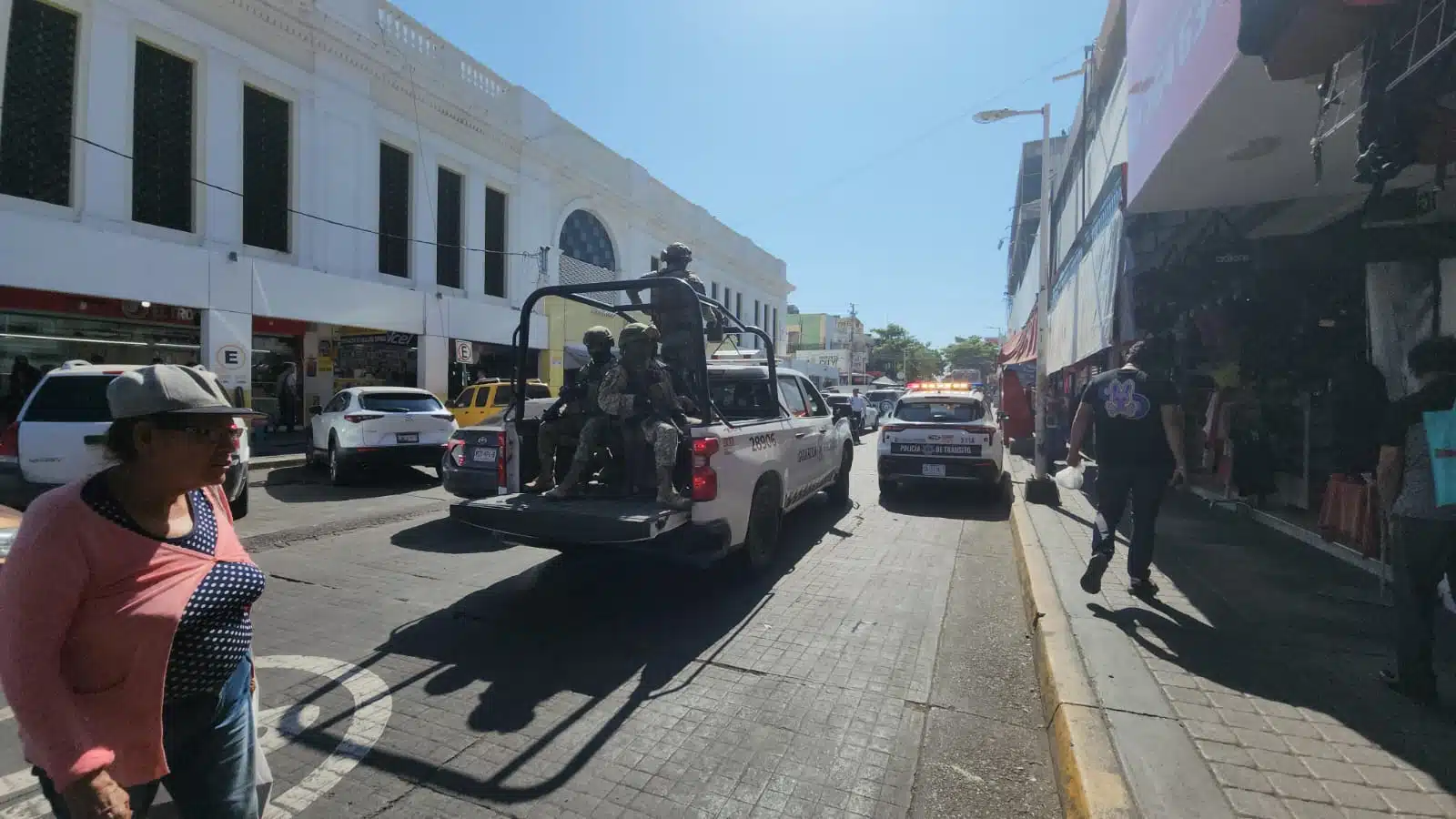 Elementos de seguridad en patrullaje en el centro de Culiacán