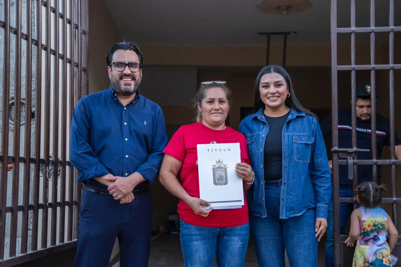 El alcalde de Culiacán entregó personalmente los documentos de viviendo a familias de la colonia Las Coloradas