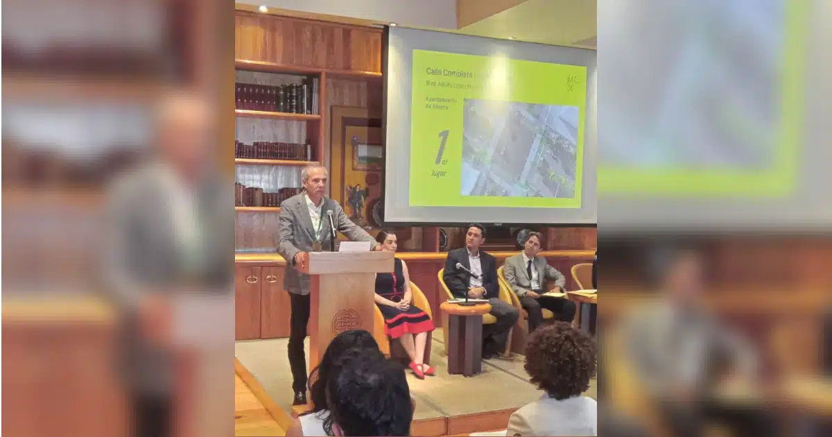 Gerardo Vargas Landeros recibiendo el premio por haber ganado el concurso Mejores Calles para México.