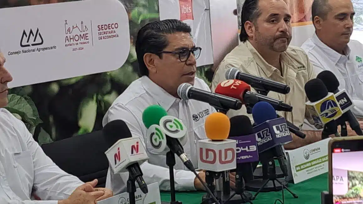 Gildardo González en conferencia de prensa