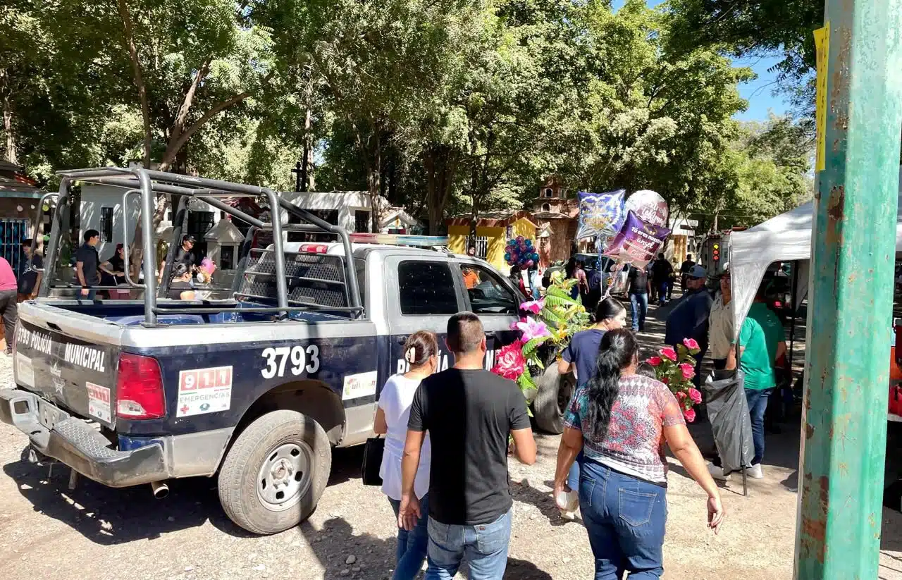 Gran afluencia de visitantes en panteones de Culiacán este 1 y 2 de noviembre