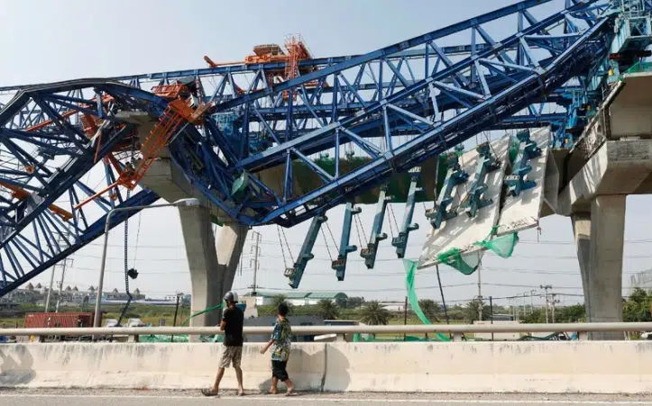 VIDEO: Grúa gigantesca colapsa en carretera de Tailandia dejando al menos 3 personas sin vida