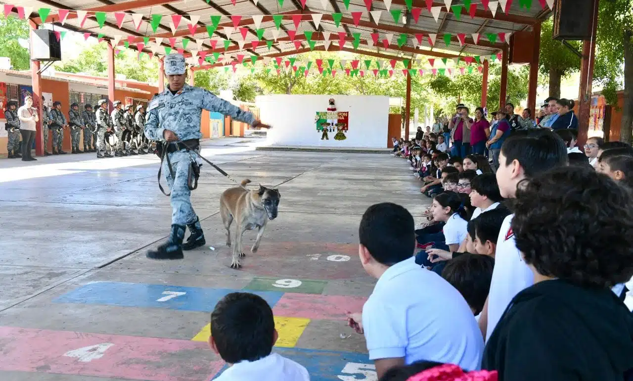 La Guardia Nacional realizó una presentación de binomios para los alumnos y maestros como parte de sus actividades de prevención del delito