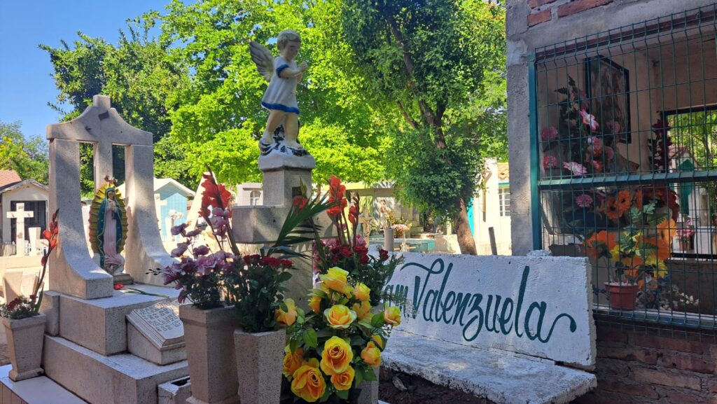 Guasave se ilumina el Día de los Angelitos