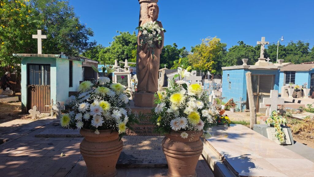 Guasave se ilumina el Día de los Angelitos