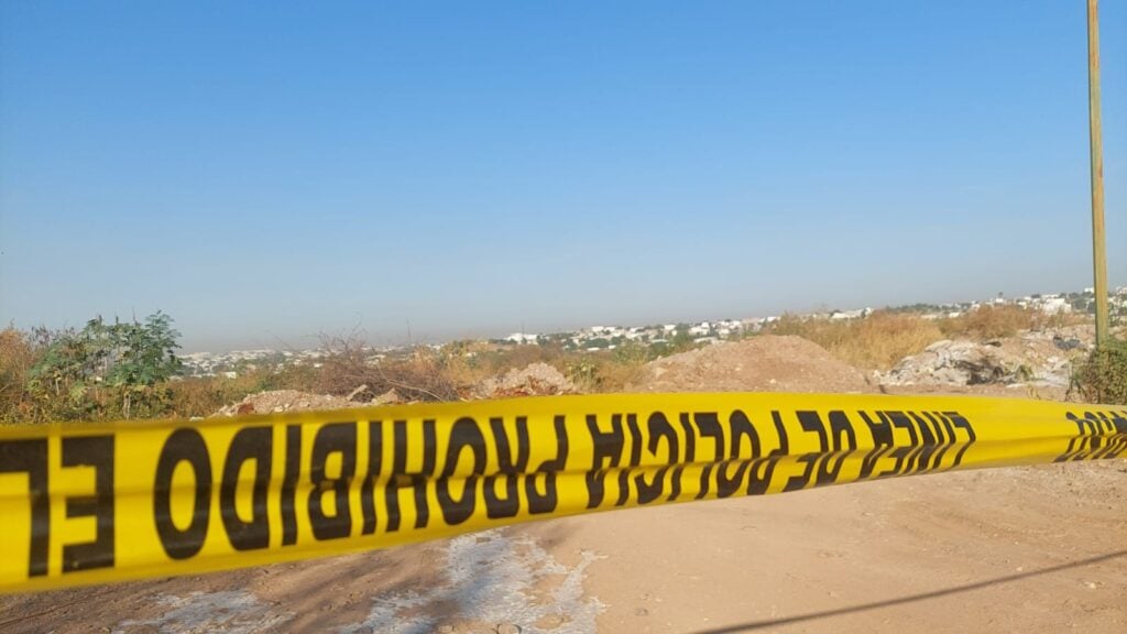 Encuentran a un hombre muerto y encintado del rostro