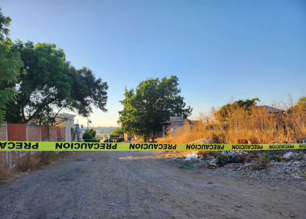 Una persona sin vida envuelto en sábanas