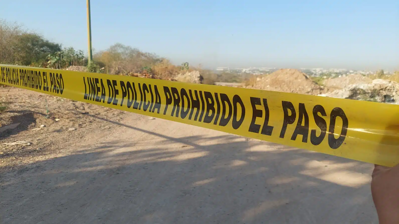 Encuentran a un hombre muerto y encintado del rostro