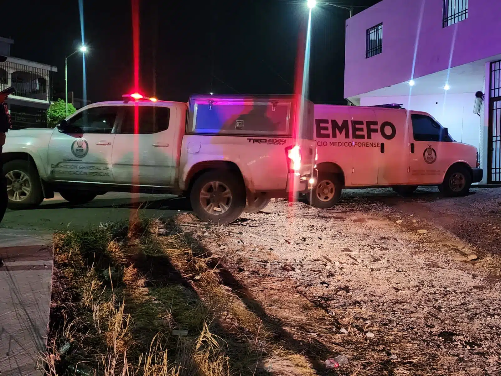 Vehículos de Semefo y de la FGE en el lugar del hallazgo.